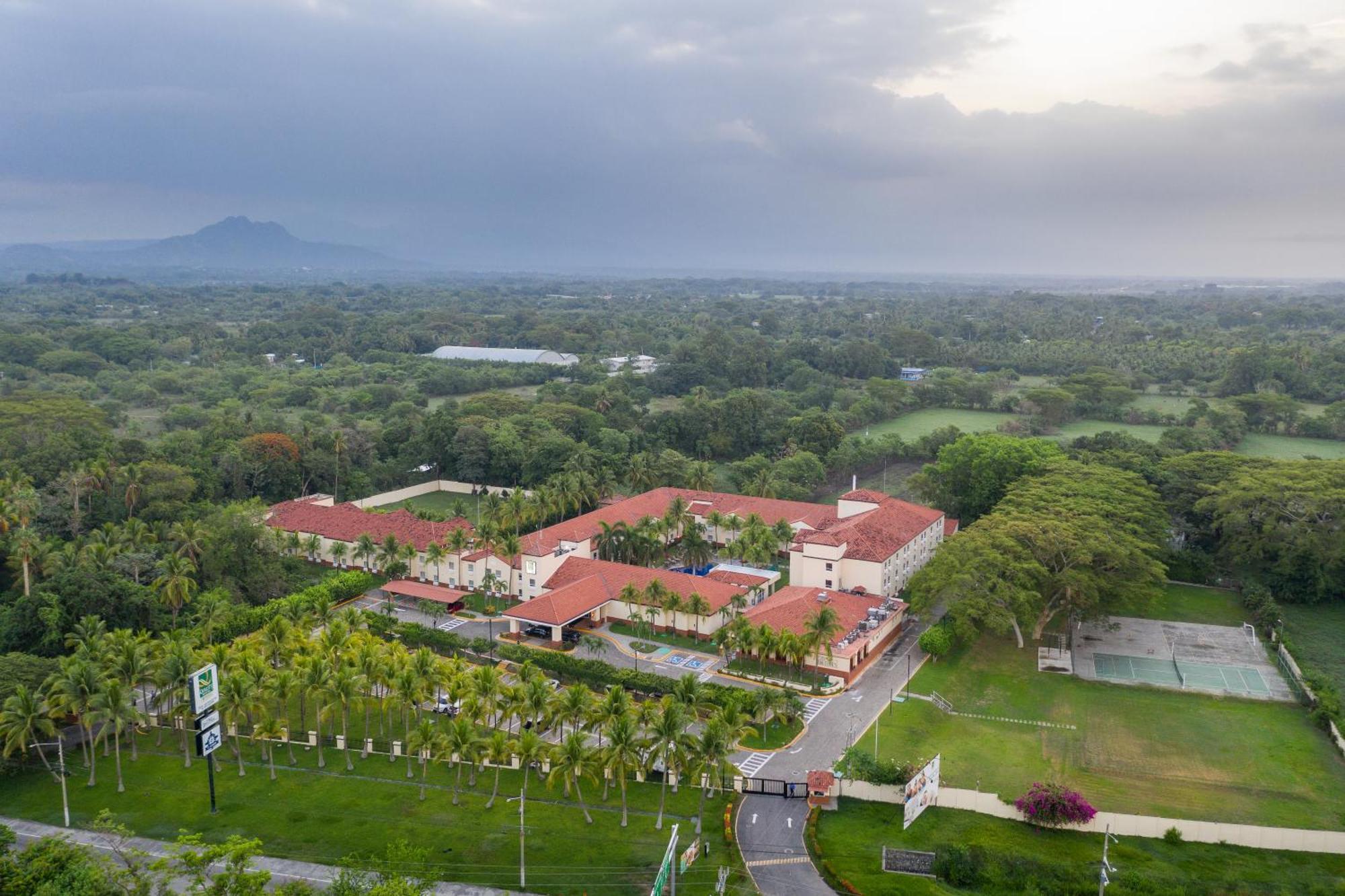 Quality Hotel Real Aeropuerto San Salvador Сан-Луис Экстерьер фото