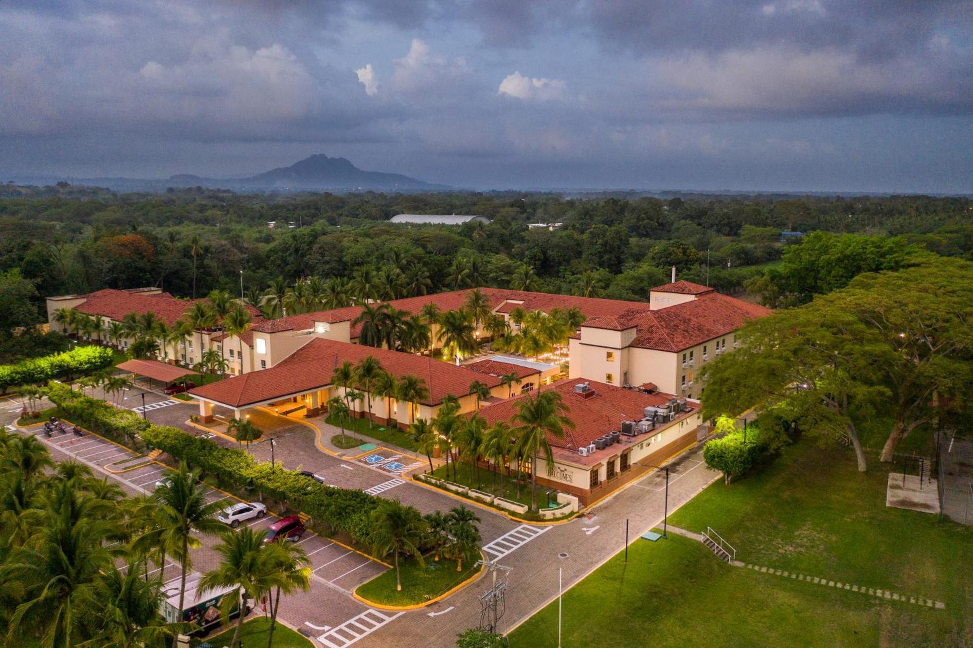 Quality Hotel Real Aeropuerto San Salvador Сан-Луис Экстерьер фото